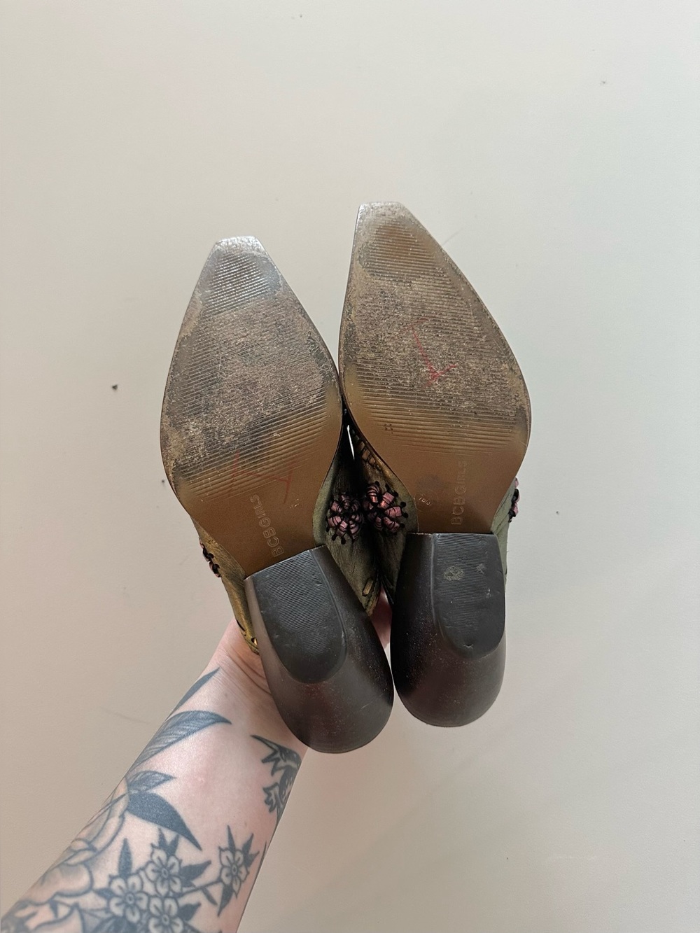 Vintage Y2K BCBGirls Metallic Green Leather Boho Western Mules Cowboy 7
l. - Picture 5 of 7